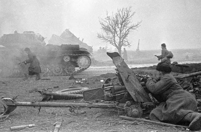 SOLDIERS BATTLE TANK FRAGMENTS 674 16.01.1945 Soviet soldiers fighting in Warsaw s oustkirts. The 1st Byelorussian Front. Alexander Kapustyanskiy Sputnik Warsaw Poland  Copyright: xAlexanderxKapustyanskiyx