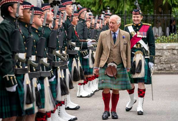 Bilder des Jahres 2023, Entertainment 08 August Entertainment Themen der Woche KW34 Entertainment Bilder des Tages King summer residence at Balmoral 2023 King Charles III inspects Balaklava Company, 5th Battalion, The Royal Regiment of Scotland, at the gates of Balmoral, as he takes up summer residence at the castle. Balmoral, Scotland, UK, 21 August 2023, Credit:Jane Barlow Avalon UK, Balmoral  Copyright: xJanexBarlowx xAvalonx 0798959118
