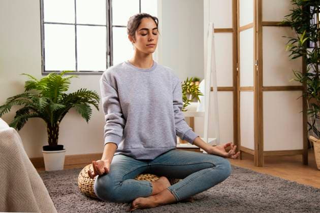 Vorderansicht junge Frau meditiert zu Hause *** Front view Boy Woman meditates to House Copyright: imageBROKER/OleksandrxLatkun ibxole09466099.jpg ,model released, Symbolfoto ,property released 