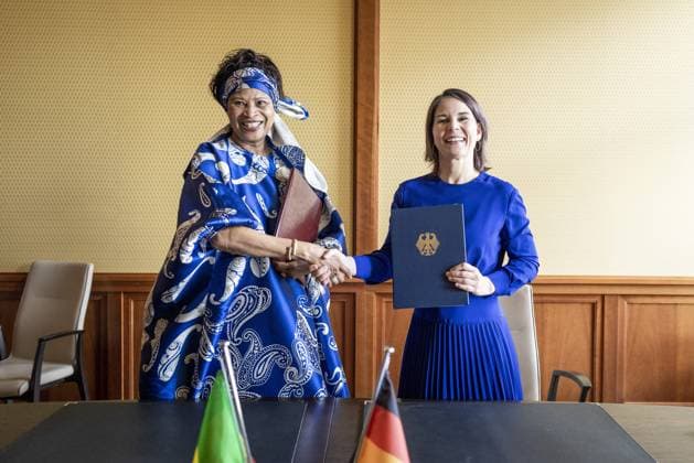 News Themen der Woche KW34 News Bilder des Tages Annalena Baerbock (Buendnis 90 Die Gruenen), Bundesaussenministerin, und Aissata Tall Sall, Aussenministerin von Senegal, aufgenommen im Rahmen einer Unterzeichnung im Auswaertigen Amt in Berlin, 21.08.2023. Berlin Deutschland *** Annalena Baerbock Buendnis 90 Die Gruenen , German Foreign Minister, and Aissata Tall Sall, Foreign Minister of Senegal, pictured at a signing ceremony at the Foreign Office in Berlin, 21 08 2023 Berlin Germany Copyright: xKiraxHofmannx