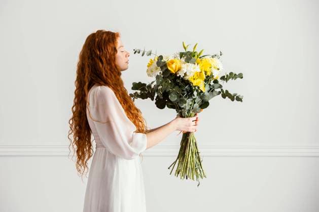  Seitenansicht Frau posiert mit schönen Strauß Frühlingsblumen *** Side view Woman poses with beautiful Strauss Spring flowers Copyright: imageBROKER/OleksandrxLatkun ibxole09466496.jpg ,model released, Symbolfoto ,property released