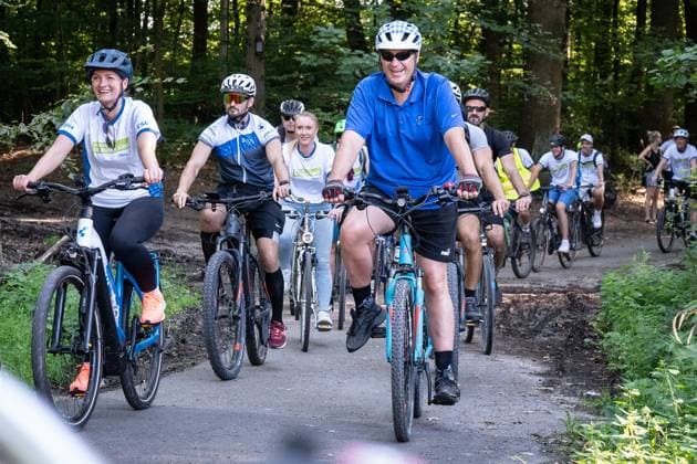 Radl und Radi Markus Söder auf Radltour durch Unterfranken, Ankunft Gaststube und Biergarten Fasanerie in Aschaffenburg ;Radl und Radi Markus Söder auf Radltour durch Unterfranken, Ankunft Gaststube und Biergarten Fasanerie in Aschaffenburg ,