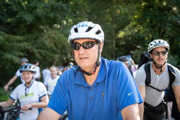 Radl und Radi Markus Söder auf Radltour durch Unterfranken, Ankunft Gaststube und Biergarten Fasanerie in Aschaffenburg ;Radl und Radi Markus Söder auf Radltour durch Unterfranken, Ankunft Gaststube und Biergarten Fasanerie in Aschaffenburg ,