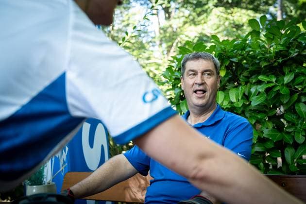 Radl und Radi Markus Söder auf Radltour durch Unterfranken, Ankunft Gaststube und Biergarten Fasanerie in Aschaffenburg ;Radl und Radi Markus Söder auf Radltour durch Unterfranken, Ankunft Gaststube und Biergarten Fasanerie in Aschaffenburg ,