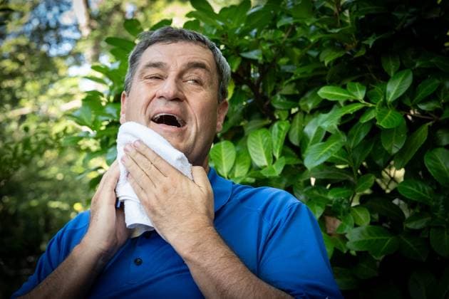 Radl und Radi Markus Söder auf Radltour durch Unterfranken, Ankunft Gaststube und Biergarten Fasanerie in Aschaffenburg ;Radl und Radi Markus Söder auf Radltour durch Unterfranken, Ankunft Gaststube und Biergarten Fasanerie in Aschaffenburg ,