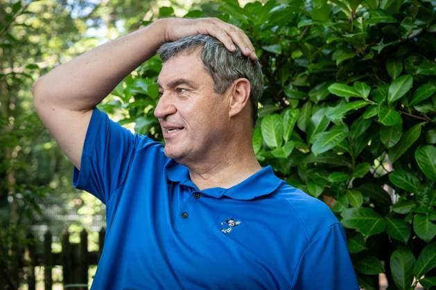 Radl und Radi Markus Söder auf Radltour durch Unterfranken, Ankunft Gaststube und Biergarten Fasanerie in Aschaffenburg ;Radl und Radi Markus Söder auf Radltour durch Unterfranken, Ankunft Gaststube und Biergarten Fasanerie in Aschaffenburg ,