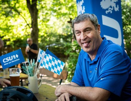 Radl und Radi Markus Söder auf Radltour durch Unterfranken, Ankunft Gaststube und Biergarten Fasanerie in Aschaffenburg ;Radl und Radi Markus Söder auf Radltour durch Unterfranken, Ankunft Gaststube und Biergarten Fasanerie in Aschaffenburg ,