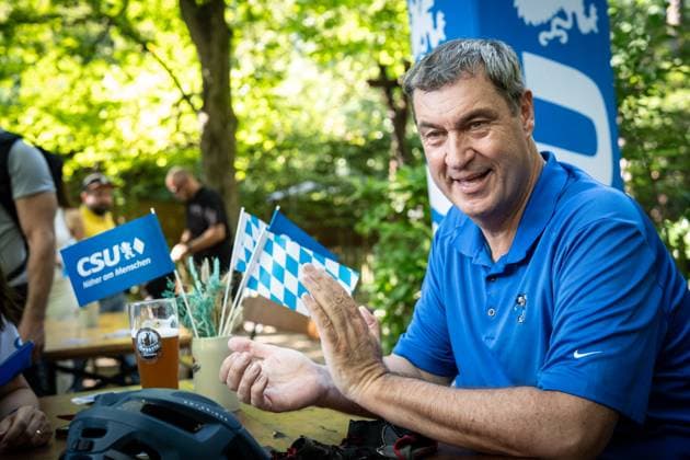 Radl und Radi Markus Söder auf Radltour durch Unterfranken, Ankunft Gaststube und Biergarten Fasanerie in Aschaffenburg ;Radl und Radi Markus Söder auf Radltour durch Unterfranken, Ankunft Gaststube und Biergarten Fasanerie in Aschaffenburg ,