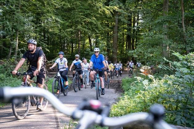 Radl und Radi Markus Söder auf Radltour durch Unterfranken, Ankunft Gaststube und Biergarten Fasanerie in Aschaffenburg ;Radl und Radi Markus Söder auf Radltour durch Unterfranken, Ankunft Gaststube und Biergarten Fasanerie in Aschaffenburg ,