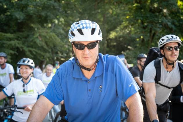Radl und Radi Markus Söder auf Radltour durch Unterfranken, Ankunft Gaststube und Biergarten Fasanerie in Aschaffenburg ;Radl und Radi Markus Söder auf Radltour durch Unterfranken, Ankunft Gaststube und Biergarten Fasanerie in Aschaffenburg ,