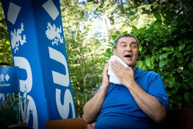 Radl und Radi Markus Söder auf Radltour durch Unterfranken, Ankunft Gaststube und Biergarten Fasanerie in Aschaffenburg ;Radl und Radi Markus Söder auf Radltour durch Unterfranken, Ankunft Gaststube und Biergarten Fasanerie in Aschaffenburg ,