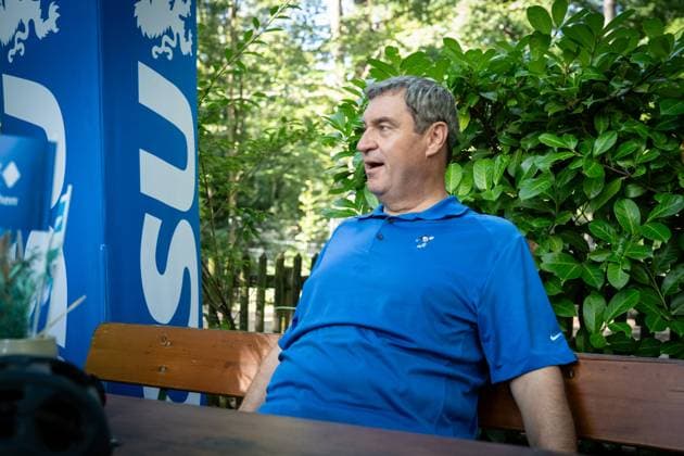 Radl und Radi Markus Söder auf Radltour durch Unterfranken, Ankunft Gaststube und Biergarten Fasanerie in Aschaffenburg ;Radl und Radi Markus Söder auf Radltour durch Unterfranken, Ankunft Gaststube und Biergarten Fasanerie in Aschaffenburg ,