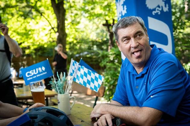 News Bilder des Tages Radl und Radi Markus Söder auf Radltour durch Unterfranken, Ankunft Gaststube und Biergarten Fasanerie in Aschaffenburg ;Radl und Radi Markus Söder auf Radltour durch Unterfranken, Ankunft Gaststube und Biergarten Fasanerie in Aschaffenburg ,
