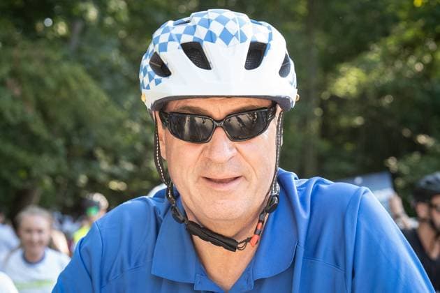 Radl und Radi Markus Söder auf Radltour durch Unterfranken, Ankunft Gaststube und Biergarten Fasanerie in Aschaffenburg ;Radl und Radi Markus Söder auf Radltour durch Unterfranken, Ankunft Gaststube und Biergarten Fasanerie in Aschaffenburg ,