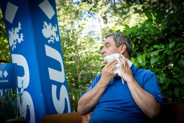 Radl und Radi Markus Söder auf Radltour durch Unterfranken, Ankunft Gaststube und Biergarten Fasanerie in Aschaffenburg ;Radl und Radi Markus Söder auf Radltour durch Unterfranken, Ankunft Gaststube und Biergarten Fasanerie in Aschaffenburg ,