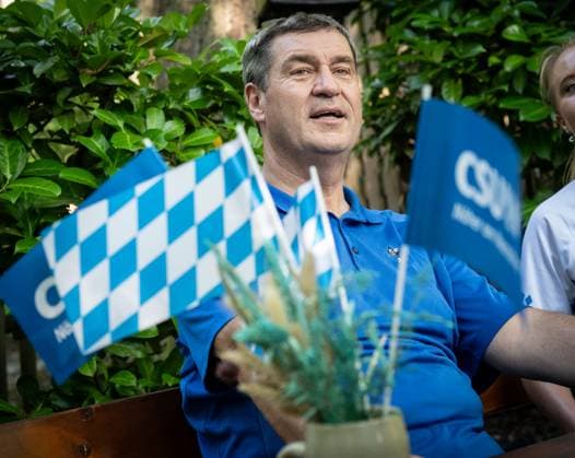 Radl und Radi Markus Söder auf Radltour durch Unterfranken, Ankunft Gaststube und Biergarten Fasanerie in Aschaffenburg ;Radl und Radi Markus Söder auf Radltour durch Unterfranken, Ankunft Gaststube und Biergarten Fasanerie in Aschaffenburg ,