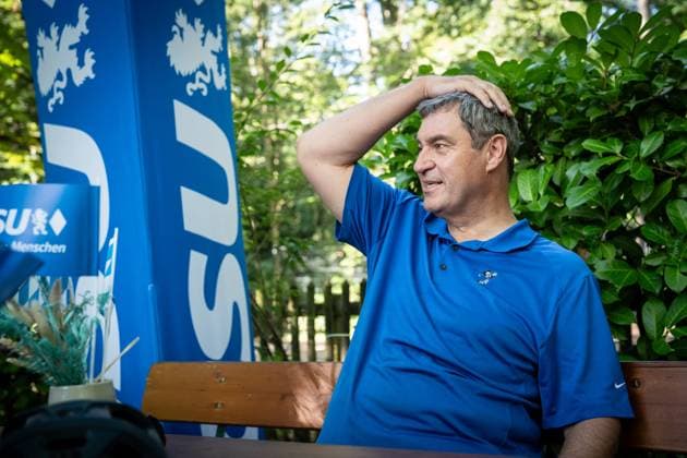Radl und Radi Markus Söder auf Radltour durch Unterfranken, Ankunft Gaststube und Biergarten Fasanerie in Aschaffenburg ;Radl und Radi Markus Söder auf Radltour durch Unterfranken, Ankunft Gaststube und Biergarten Fasanerie in Aschaffenburg ,