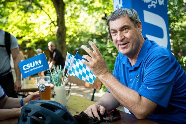 Radl und Radi Markus Söder auf Radltour durch Unterfranken, Ankunft Gaststube und Biergarten Fasanerie in Aschaffenburg ;Radl und Radi Markus Söder auf Radltour durch Unterfranken, Ankunft Gaststube und Biergarten Fasanerie in Aschaffenburg ,