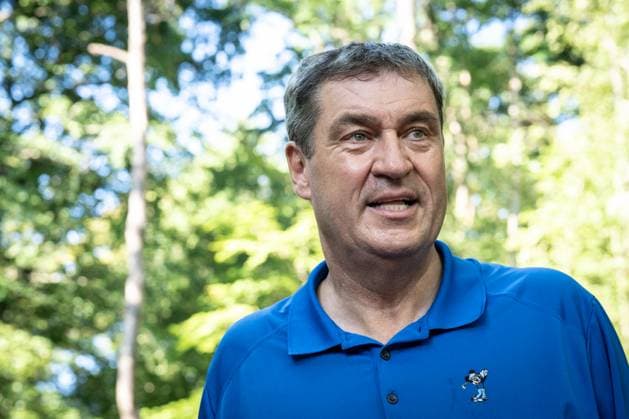 Radl und Radi Markus Söder auf Radltour durch Unterfranken, Ankunft Gaststube und Biergarten Fasanerie in Aschaffenburg ;Radl und Radi Markus Söder auf Radltour durch Unterfranken, Ankunft Gaststube und Biergarten Fasanerie in Aschaffenburg ,