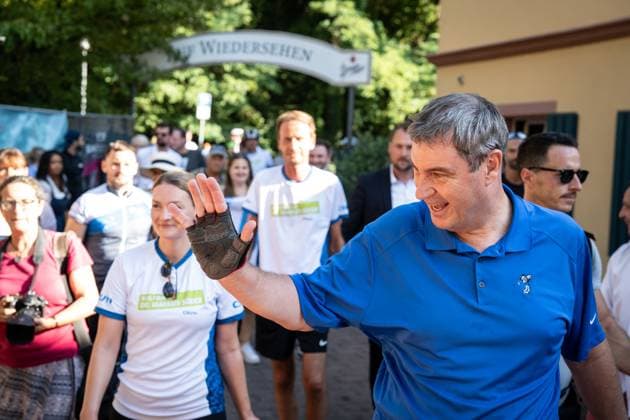 Radl und Radi Markus Söder auf Radltour durch Unterfranken, Ankunft Gaststube und Biergarten Fasanerie in Aschaffenburg ;Radl und Radi Markus Söder auf Radltour durch Unterfranken, Ankunft Gaststube und Biergarten Fasanerie in Aschaffenburg ,