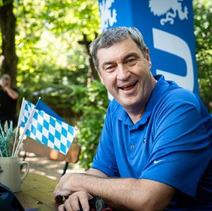 Radl und Radi Markus Söder auf Radltour durch Unterfranken, Ankunft Gaststube und Biergarten Fasanerie in Aschaffenburg ;Radl und Radi Markus Söder auf Radltour durch Unterfranken, Ankunft Gaststube und Biergarten Fasanerie in Aschaffenburg ,