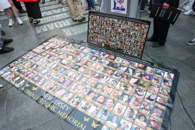 RECORD DATE NOT STATED National Fentanyl Prevention and Awareness Day. (NEW) National Fentanyl Prevention and Awareness Day. August 21, 2023, New York, USA: People, mostly affected families and Drug Enforcement Administration (DEA) agents and Frank A. Tarentino III, responsible for DEA, New York division, gathered together at Times Square on Monday (21) to observe National Fentanyl Prevention and Awareness Day which is established in remembrance of those lost to illicit fentanyl poisoning and to acknowledge the devastation this drug has brought to hundreds of thousands of affected family members and friends. This is very important as the death toll rises and more families grieve, advocates and affected family members are taking initiative to bring forth this awar  Copyright: xLecoxVianax