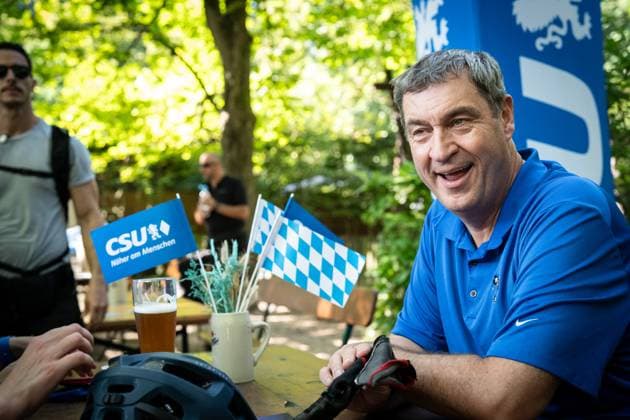 Radl und Radi Markus Söder auf Radltour durch Unterfranken, Ankunft Gaststube und Biergarten Fasanerie in Aschaffenburg ;Radl und Radi Markus Söder auf Radltour durch Unterfranken, Ankunft Gaststube und Biergarten Fasanerie in Aschaffenburg ,