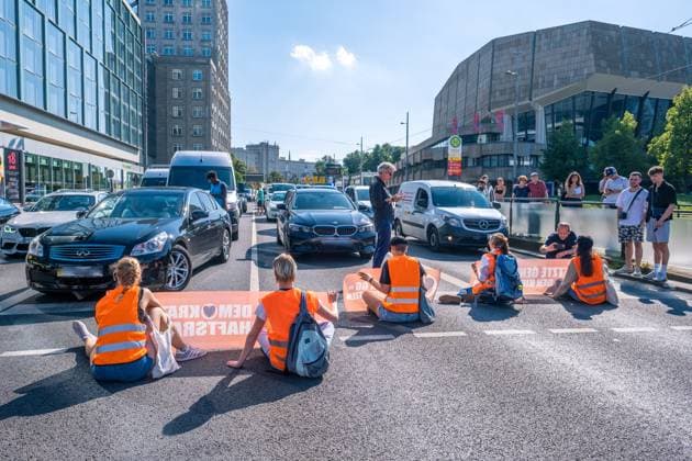 News Themen der Woche KW34 News Bilder des Tages 17 Angehörige der Letzen Generation haben sich am Montag an drei stellen auf dem Leipziger Augustplatz geklebt. Erst nach 90 Minuten konnten sie von der Polizei entfernt werden Letzte Generation Leipzig *** 17 members of the Last Generation have stuck on Monday to three places on Leipzigs Augustplatz Only after 90 minutes they could be removed by the police Last Generation Leipzig