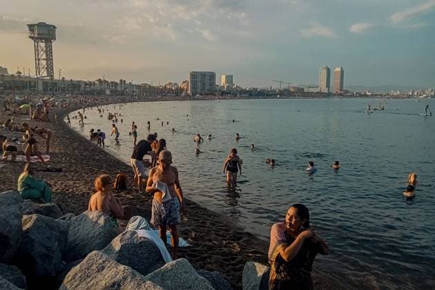 August 21, 2023, Barcelona, Spain: People cool off at sunset on Barcelona s Barceloneta beach. A heat wave is underway and record temperatures are expected. Barcelona Spain - ZUMAb137 20230821_fap_b137_001 Copyright: xJordixBoixareux