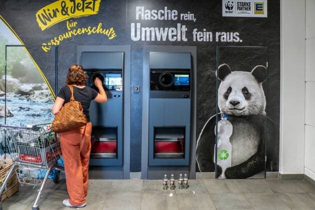 Ab 2024: 25 Cent Pfand auch auf Milch und Milchmischgetränke - 21.08.2023: Symbolbild: Milch-Pfand - Ab 2024 müssen 25 Cent Pfand auch auf Milch und Milchmischgetränke gezahlt werden. Laut Deutsche Pfandsystem GmbH (DPG) sind davon auch sonstige trinkbare Milcherzeugnisse, insbesondere Kakao, Kaffee, Joghurt und Kefir betroffen. 21.08.2023 Ribnitz-Damgarten Boddenstraße 1 Mecklenburg-Vorpommern Deutschland *** From 2024, a 25-cent deposit will also have to be paid on milk and mixed milk drinks 21 08 2023 Symbol image Milk deposit From 2024, a 25-cent deposit will also have to be paid on milk and mixed milk drinks According to Deutsche Pfandsystem GmbH DPG, this also affects other drinkable milk products, in particular cocoa, coffee, yo