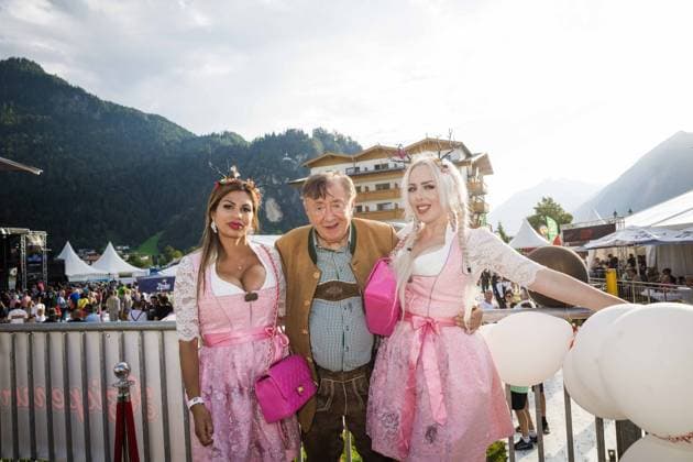 Bilder des Jahres 2023, Entertainment 08 August Entertainment Themen der Woche KW34 Entertainment Bilder des Tages 21.08.2023, Strass im Zillertal, AUT, Unterwegs in Tirol, 24. JUZIOPENAIR 2023, im Bild Baumeister, Richard Lugner, Nina Bruckner, Bambi, Lydia Kelovitz, *** 21 08 2023, Strass im Zillertal, AUT, On the road in Tyrol, 24 JUZIOPENAIR 2023, in the picture Baumeister, Richard Lugner, Nina Bruckner, Bambi, Lydia Kelovitz,