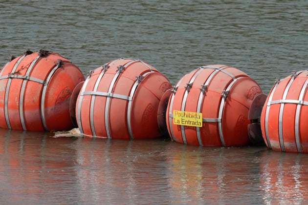USA, Migranten aus Mittelamerika am Rio Grande in Eagle Pass, Texas August 21, 2023, Eagle Pass, TX, United States: Workmen reposition a 1000-foot long string of buoys in a shallow spot of the Rio Grande River south of Eagle Pass as a barrier for migrants crossing into the United States on August 21, 2023. Surveys indicated that the buoys were originally placed mostly on the Mexican side where the water is deeper. Eagle Pass United States - ZUMAd150 20230821_znp_d150_006 Copyright: xBobxDaemmrichx
