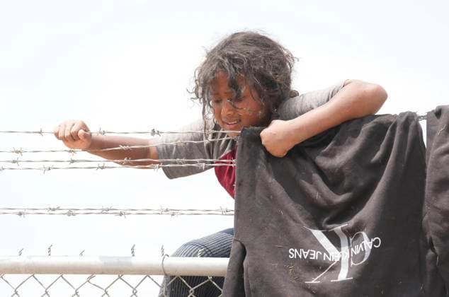 USA, Migranten aus Mittelamerika am Rio Grande in Eagle Pass, Texas August 21, 2023, Eagle Pass, TX, United States: A group of migrants from Colombia, Honduras and Guatemala successfully scales a border fence into the United States south of Eagle Pass after passing through the floating border barrier and several miles of concertina wire strung along the Rio Grande River on August 21, 2023. They were picked up by the U.S. Border patrol as several U.S. governors toured overhead by helicopter. Eagle Pass United States - ZUMAd150 20230821_znp_d150_047 Copyright: xBobxDaemmrichx