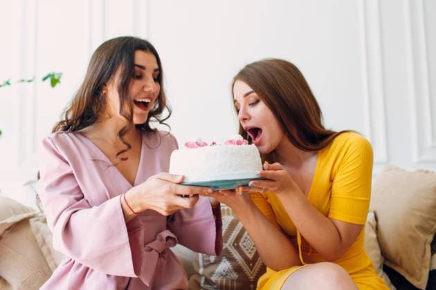 Women happy friends at home sit and eat white birthday cake Women happy friends at home sit and eat white birthday cake. ,model released, Symbolfoto Copyright: xZoonar.com Maxx 17495366 ,model released, Symbolfoto ,property released