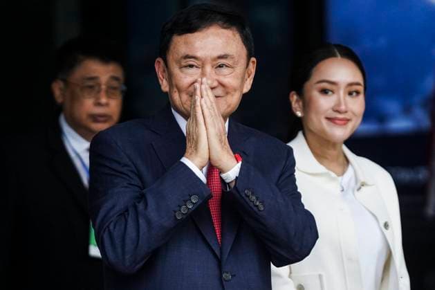 Bilder des Jahres 2023, News 08 August News Themen der Woche KW34 News Bilder des Tages Thailand, Ex-Regierungschef Thaksin Shinawatra kehrt nach 15 Jahren aus dem Exil zurück Former Thai Prime Minister Thaksin Shinawatra Returns To Thailand. Former Thai prime minister Thaksin Shinawatra (C), accompanied by his daughter and Pheu Thai Party prime ministerial candidate Paetongtarn Shinawatra and his son Panthongtae Shinawatra, greets supporters and journalists upon his arrival at Don Mueang airport in Bangkok, Thailand, 22 August 2023. Bangkok Bangkok Thailand  Copyright: xAnusakxLaowilasx originalFilename: laowilas-notitle230822_npEBi.jpg