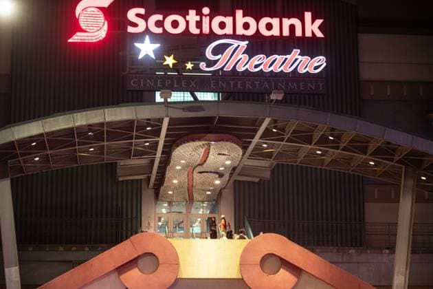 Kanada, Polizei-Ermittlungen nach Schießerei in der West Edmonton Mall in Edmonton August 21, 2023, EDMONTON, AB, CANADA: People walk out of the theatre as police investigate the scene of a multiple shooting at West Edmonton Mall in Edmonton, Alberta on Monday August 21, 2023. EDMONTON CANADA  - ZUMAc35_ 20230821_zaf_c35_113 Copyright: xJasonxFransonx