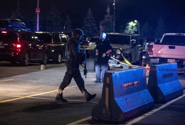Kanada, Polizei-Ermittlungen nach Schießerei in der West Edmonton Mall in Edmonton August 21, 2023, EDMONTON, AB, CANADA: Police investigate the scene of a multiple shooting at West Edmonton Mall in Edmonton, Alberta on Monday August 21, 2023. Police say three people have been seriously injured in a shooting at West Edmonton Mall. EDMONTON CANADA  - ZUMAc35_ 20230821_zaf_c35_116 Copyright: xJasonxFransonx
