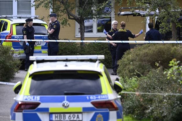 HELSINGBORG, SVERIGE 20230822 Polis, kriminaltekniker och specialsökhund pa plats pa Annerovägen pa Dalhem i Helsingborg pa mandagen efter en skottlossning. En person skall enligt polisens hemsida skjutits i en bil. HELSINGBORG SVERIGE x50090x *** HELSINGBORG, SWEDEN 20230822 Police, forensic experts and a special search dog at the scene on Annerovägen in Dalhem in Helsingborg on Monday after a shooting A person was shot in a car according to the police website HELSINGBORG SVERIGE x50090x  Copyright: xJohanxNilsson TTx SKOTTLOSSNING DALHEM HELSINGBORG b7KLq9FQGD4