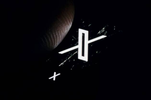 Symbolfoto: Das Logo des Mikroblogging-Dienstes X (ehemals twitter) des Unternehmens X Corp wird auf dem Display eines Smartphones angezeigt. Berlin, 22.08.2023. Berlin Deutschland *** Symbol photo The logo of the microblogging service X formerly twitter of the company X Corp is shown on the display of a smartphone Berlin, 22 08 2023 Berlin Germany Copyright: xThomasxTrutschelx