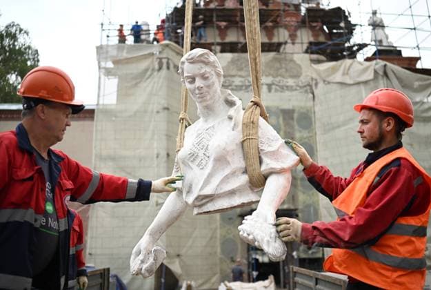 Russia Sculpture Restoration 8500724 22.08.2023 Workers place restored statues of Kolkhoz Man and Woman on the roof of Pavilion No. 6 (Chemistry) at the Exhibition of Achievements of National Economy (VDNKh) in Moscow, Russia. Alexey Maishev Sputnik Moscow Russia  Copyright: xAlexeyxMaishevx