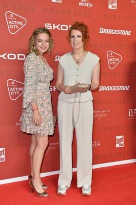 Monica Lierhaus und Greta Lierhaus bei der Ankunft zu der Verleihung des SPORT BILD-Awards in der Fischauktionshalle in Hamburg. 21.08.2023