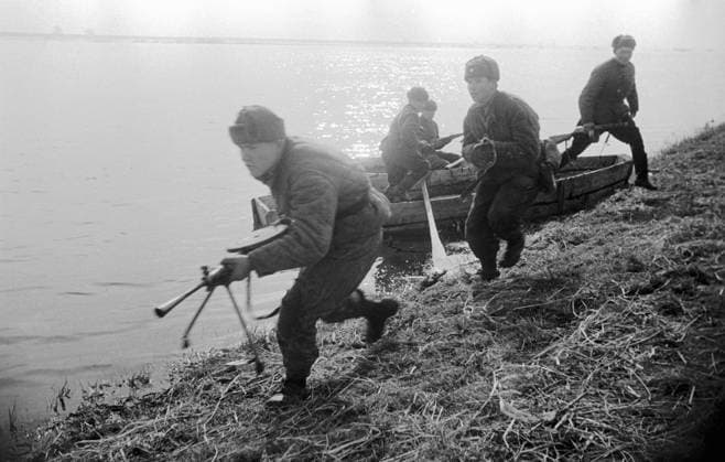 WWII SOLDIERS RIVER BANK BOAT 538 20.04.1945 Soviet soldiers landing on the western bank of the Oder River. The 1st Byelorussian Front. Vladimir Grebnev Sputnik Germany  Copyright: xVladimirxGrebnevx