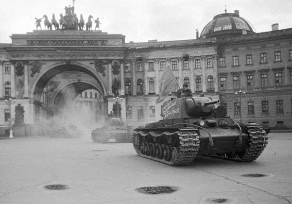 TANKS ARCH SQUARE 546 01.05.1942 Tanks riding out the General Staff arch to Palace Square in Leningrad. Boris Kudoyarov Sputnik Russia  Copyright: xBorisxKudoyarovx
