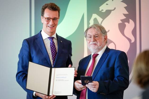 Verleihung des Verdienstorden des Landes Nordrhein-Westfalen Dieter Gebhard aus Gelsenkirchen der Vorsitzender des Jugendhilfeausschusses im Rat der Stadt Gelsenkirchen mit Hendrik Wuest Ministerpraesident von Nordrhein-Westfalen mit dem Verdienstkreuz und der Urkunde bei der Verleihung des Verdienstorden des Landes Nordrhein-Westfalen in der Staatskanzlei in Duesseldorf, Düsseldorf, 22.08.2023 Duesseldorf Nordrhein-Westfalen Deutschland