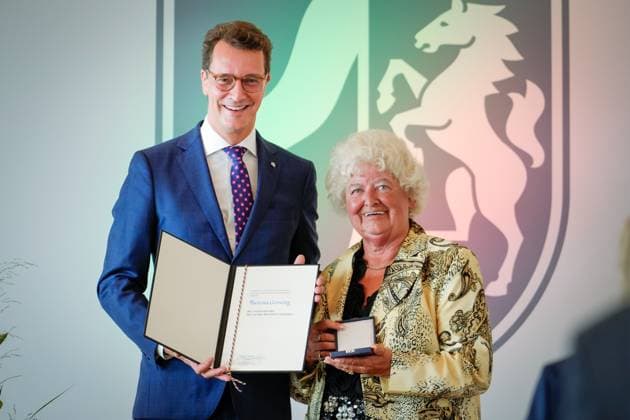Verleihung des Verdienstorden des Landes Nordrhein-Westfalen Theresia Gerwing aus Beckum die stellvertretende Buergermeisterin mit Hendrik Wuest Ministerpraesident von Nordrhein-Westfalen mit dem Verdienstkreuz und der Urkunde bei der Verleihung des Verdienstorden des Landes Nordrhein-Westfalen in der Staatskanzlei in Duesseldorf, Düsseldorf, 22.08.2023 Duesseldorf Nordrhein-Westfalen Deutschland