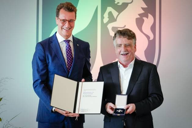 Verleihung des Verdienstorden des Landes Nordrhein-Westfalen Staatsminister a. D. Michael Groschek aus Oberhausen ehemaliger Vorsitzender der SPD in Nordrhein-Westfalen mit Hendrik Wuest Ministerpraesident von Nordrhein-Westfalen mit dem Verdienstkreuz und der Urkunde bei der Verleihung des Verdienstorden des Landes Nordrhein-Westfalen in der Staatskanzlei in Duesseldorf, Düsseldorf, 22.08.2023 Duesseldorf Nordrhein-Westfalen Deutschland