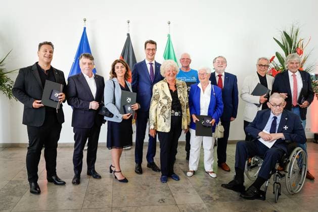 News Bilder des Tages Verleihung des Verdienstorden des Landes Nordrhein-Westfalen Gruppenfoto Hendrik Wuest Ministerpraesident von Nordrhein-Westfalen und allen Preistraegern im Anschluss an die Verleihung des Verdienstorden des Landes Nordrhein-Westfalen in der Staatskanzlei in Duesseldorf, Düsseldorf, 22.08.2023 Duesseldorf Nordrhein-Westfalen Deutschland