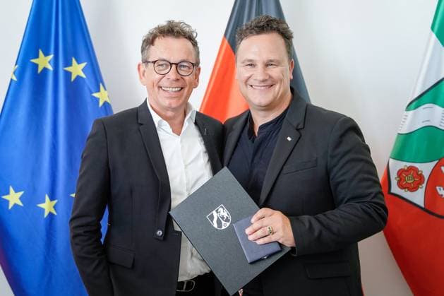 Verleihung des Verdienstorden des Landes Nordrhein-Westfalen Guido Maria Kretschmer aus Hamburg der Modedesigner und beliebte Moderator mit seinem soeben ueberreichten Verdienstorden und seinem Ehemann Frank Mutters im Anschluss an die Verleihung des Verdienstorden des Landes Nordrhein-Westfalen in der Staatskanzlei in Duesseldorf, Düsseldorf, 22.08.2023 Duesseldorf Nordrhein-Westfalen Deutschland