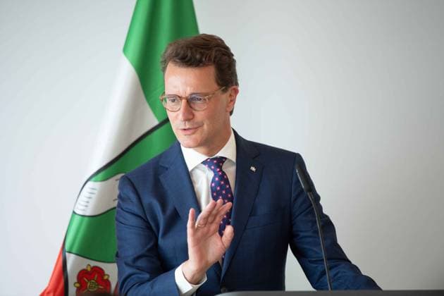 Hendrik WUEST, Wüst, CDU, Ministerpraesident des Landes Nordrhein-Westfalen, bei seiner Rede Ministerpraesident Hendrik WUEST zeichnet Buergerinnen und Buerger aus Nordrhein-Westfalen fuer ihr aussergewoehnliches Engagement fuer die Gesellschaft mit dem Verdienstorden des Landes aus, Verleihung des Verdienstordens des Landes Nordrhein-Westfalen in Duesseldorf am 22.08.2023