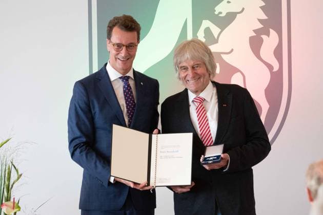 v.l. Hendrik WUEST, Wüst, CDU, Ministerpraesident des Landes Nordrhein-Westfalen, Peter BORSDORFF, Preistraeger, Ministerpraesident Hendrik WUEST zeichnet Buergerinnen und Buerger aus Nordrhein-Westfalen fuer ihr aussergewoehnliches Engagement fuer die Gesellschaft mit dem Verdienstorden des Landes aus, Verleihung des Verdienstordens des Landes Nordrhein-Westfalen in Duesseldorf am 22.08.2023